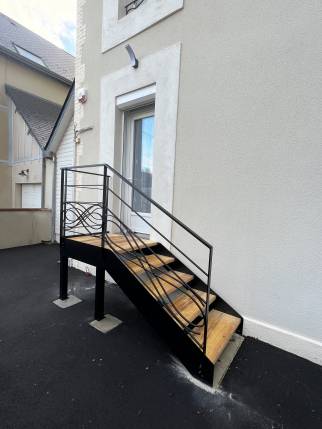Nouvel escalier extérieur en métal (Ouistreham 14150)
