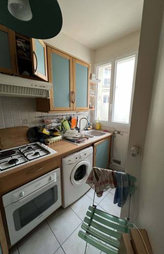 Avant une cuisine étroite et encombrée