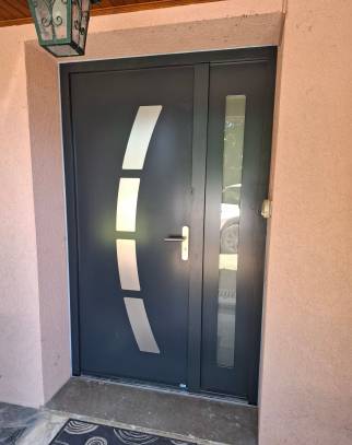 Rénovation de menuiserie avec pose d'une porte d'entrée isolante vue extérieure - Lagnieu 01150