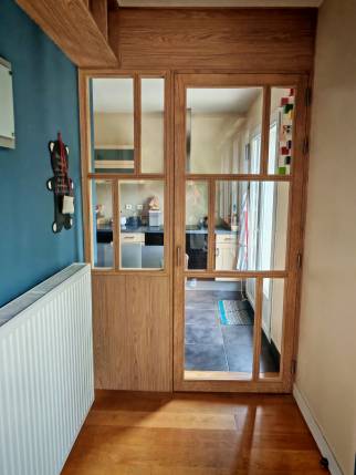 Verrière en bois séparative réalisée sur mesure avec design graphique, maison de ville à Ecully (69130)