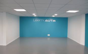 Rénovation d’un local professionnel aux couleurs d’une enseigne automobile dans l’Aube après