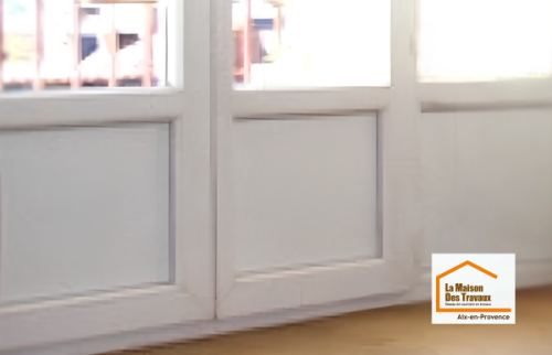 Détail des nouvelles menuiseries PVC installées à Venelles près d'Aix-en-Provence pour renforcer l'isolation thermique du logement et améliorer durablement le confort des occupants.