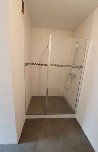 salle de bain avec douche rénovée à Sens (89) 