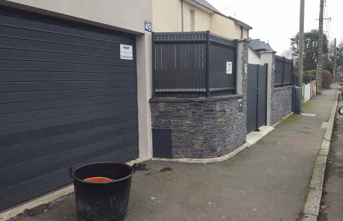 Muret maçonné finition extérieure en pierre de parement et grille en tôle à mi-hauteur - Meaux - 77 -