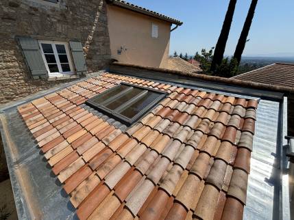 Limonest (69760) : la  verrière de toiture 3 en 1 côté toiture, fournie et posée par notre entreprise partenaire La Maison Des Travaux