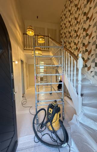 Rénovation d’une entrée : une transformation complète pour valoriser l’arrivée dans la maison en travaux