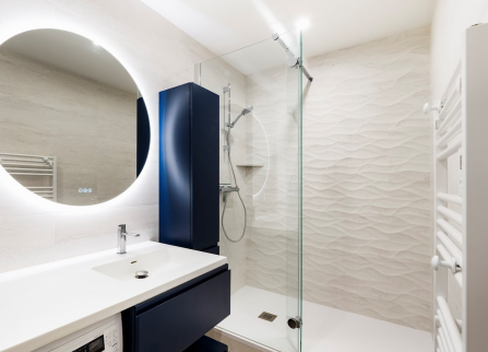 Rénovation de salle de bain dans des teintes de bleu et blanc