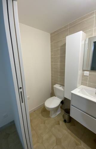 salle de bain avec toilettes La Maison Des Travaux Alès