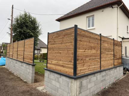 Travaux de pose de la clôture avant finition (Caen 14000)