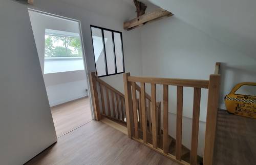 Escalier sur-mesure terminé – Accès harmonieux aux combles à Bruz