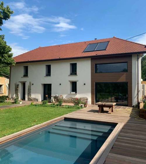 corps de ferme construit en pierre et pisé