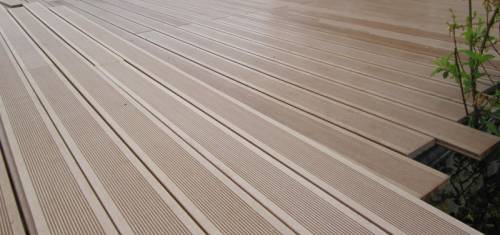 Pose de terrasse en matériau composite
