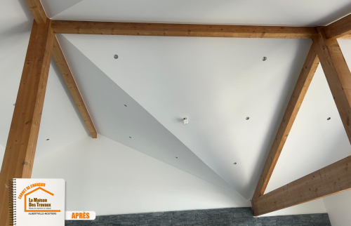 rénovation salon cathédral, plafond chalet moderne, lumière naturelle plafond haut, projet charpente bois décorative, valeur immobilière rénovation