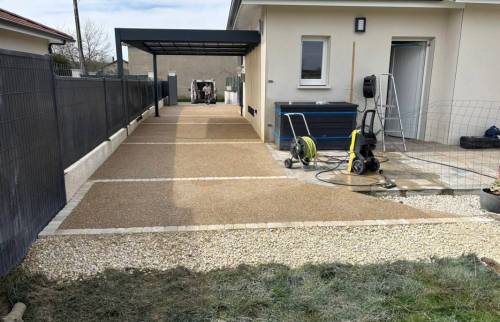 Aménagement d’une cour en béton désactivé avec carport à Saint-Cassien.