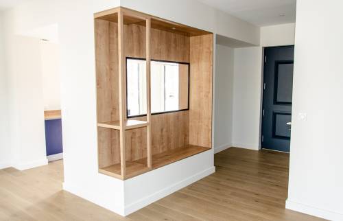 Aménagement de l'entrée avec un banc et une verrière sur mesure