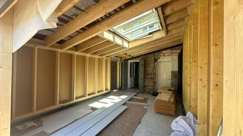 Limonest (69760) : vue d'ensemble de l'extension en cours de cosntruction avec la verrière de toiture 3 en 1