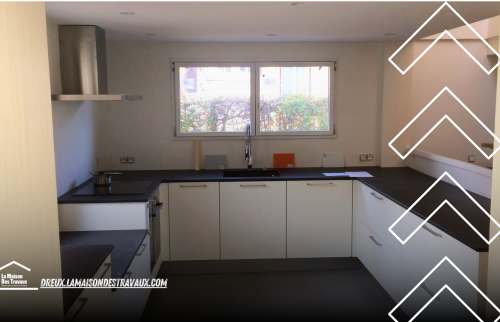 Rénovation Moderne de Cuisine en U à Saint-André-de-l'Eure par des Experts