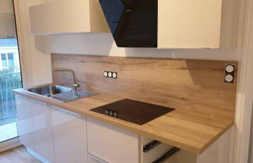 Coin cuisson - évier avec plan stratifié