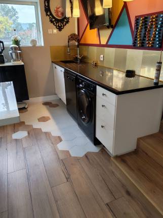 Rénovation de sol intérieur avec pose de stratifié et carrelage hexagonal autour des meubles de cuisine - Sainte-Anastasie-sur-Issole 83136