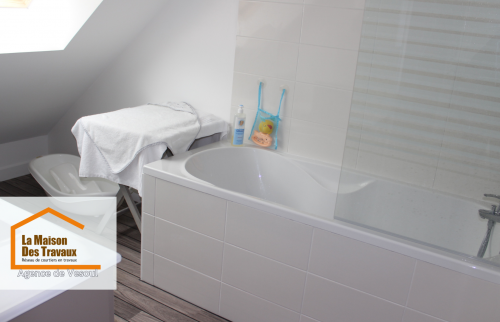 Baignoire et espace optimisé sous pente à Saint-Loup-sur-Semouse, une rénovation élégante par La Maison Des Travaux Vesoul.