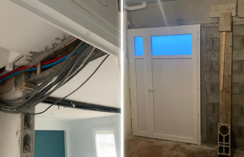 Les réseaux électriques et de plomberie en cours d’installation sous l’escalier, illustrant la complexité du chantier et la nécessité d’une coordination rigoureuse.