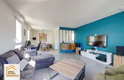 travaux maison Sallanches, verrière style atelier, rénovation énergétique intérieure, carrelage grand format blanc, La Maison des Travaux Chamonix