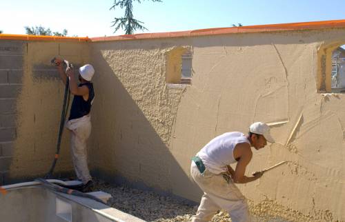 crépi jaune mur piscine