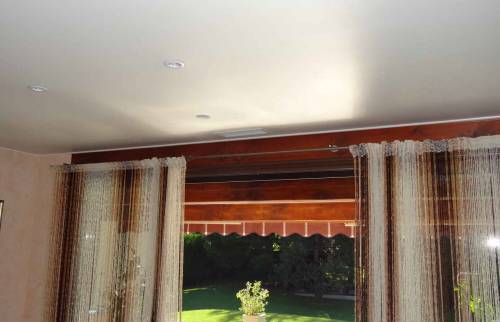 l'installation s'intègre également en toute discrétion dans le plafond tendu du salon