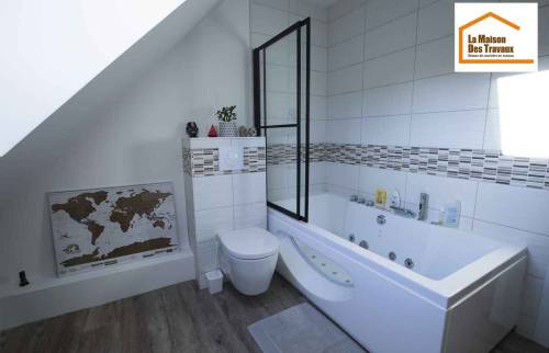 Salle de bain sous comble avec listels carrelage