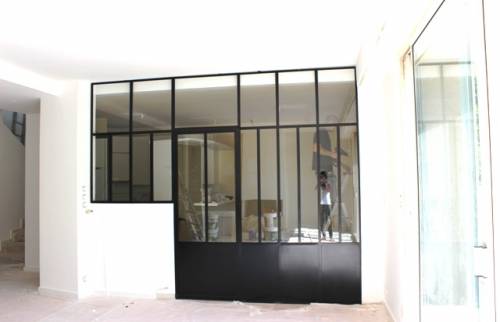 Verrière sur mesure dans entrée intérieure du rez-de-chaussée et pose dalles grès cérame à l'identique bureaux - La Chapelle-en-Vexin (95420)