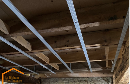PENDANT Pose des suspentes pour les plaques de plâtre au plafond