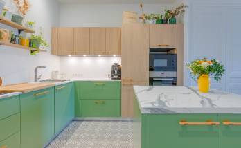 Lyon (69009) : Alliance réussie du bois clair et du vert tendre pour cette rénovation de cuisine 
