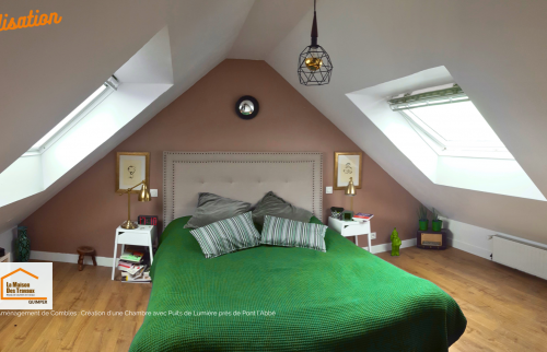Aménagement de combles près de Pont-l’Abbé : création d’une chambre lumineuse sous toiture avec optimisation des volumes et finitions soignées.
