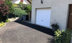 Après travaux : allée bitumée et caniveau