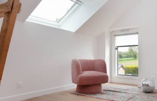 Chambre aménagée dans les combles avec finitions modernes, travaux terminés