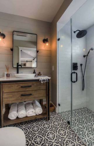 Rénovation salle de bain avec carrelage imitation carreaux de ciment