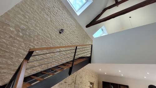 Mur en pierres jointoyé à la chaux