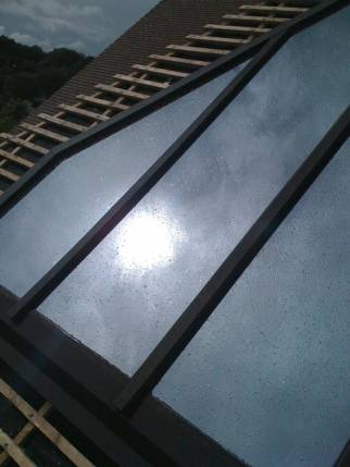 pose de fenêtre de toit