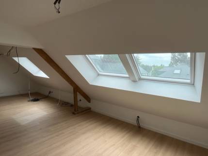 Travaux d'aménagement de combles avec pose de grandes fenêtres de toit jumelées - Nantes 44