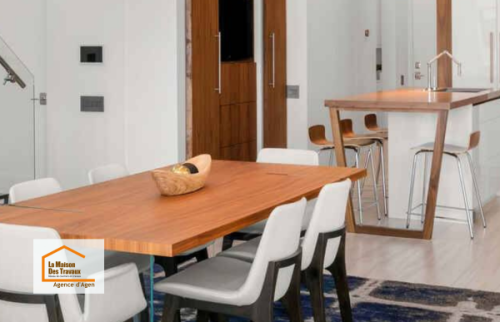 Cuisine ouverte et salle à manger rénovées dans une maison à Roquefort avec ambiance contemporaine et agencement optimisé.