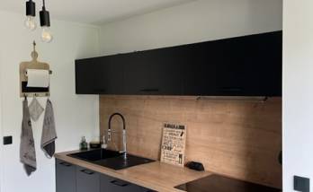 Nouvelle cuisine rénovée avec mobilier de cuisine noir et bois - Nantes 44