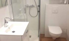 Petite salle de bain dans un studio