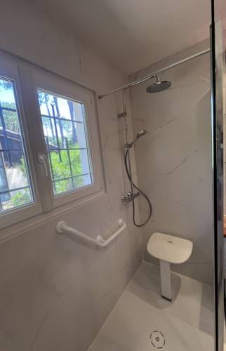 Salle de bain PMR rénovée à Lège-Cap-Ferret (33950)