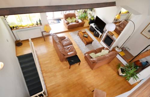 séjour vu depuis mezzanine avec sol rénové parquet massif