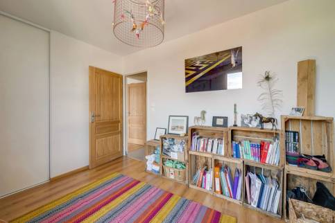 Chambre transformée en bureau