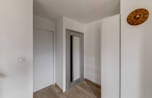 Ouverture latérale de la porte de l'ascenseur depuis le palier - Meaux - 77 - 