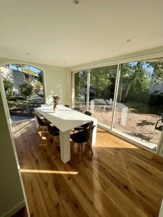 Nouvelle salle à manger ouverte sur la jardin