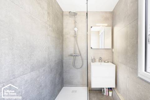 Grande douche à receveur plat