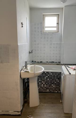 Application d'un primaire d'accroche avant mise en peinture faïence