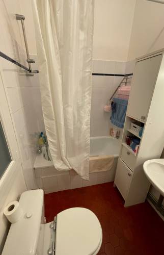 ancienne salle de bain avec baignoire